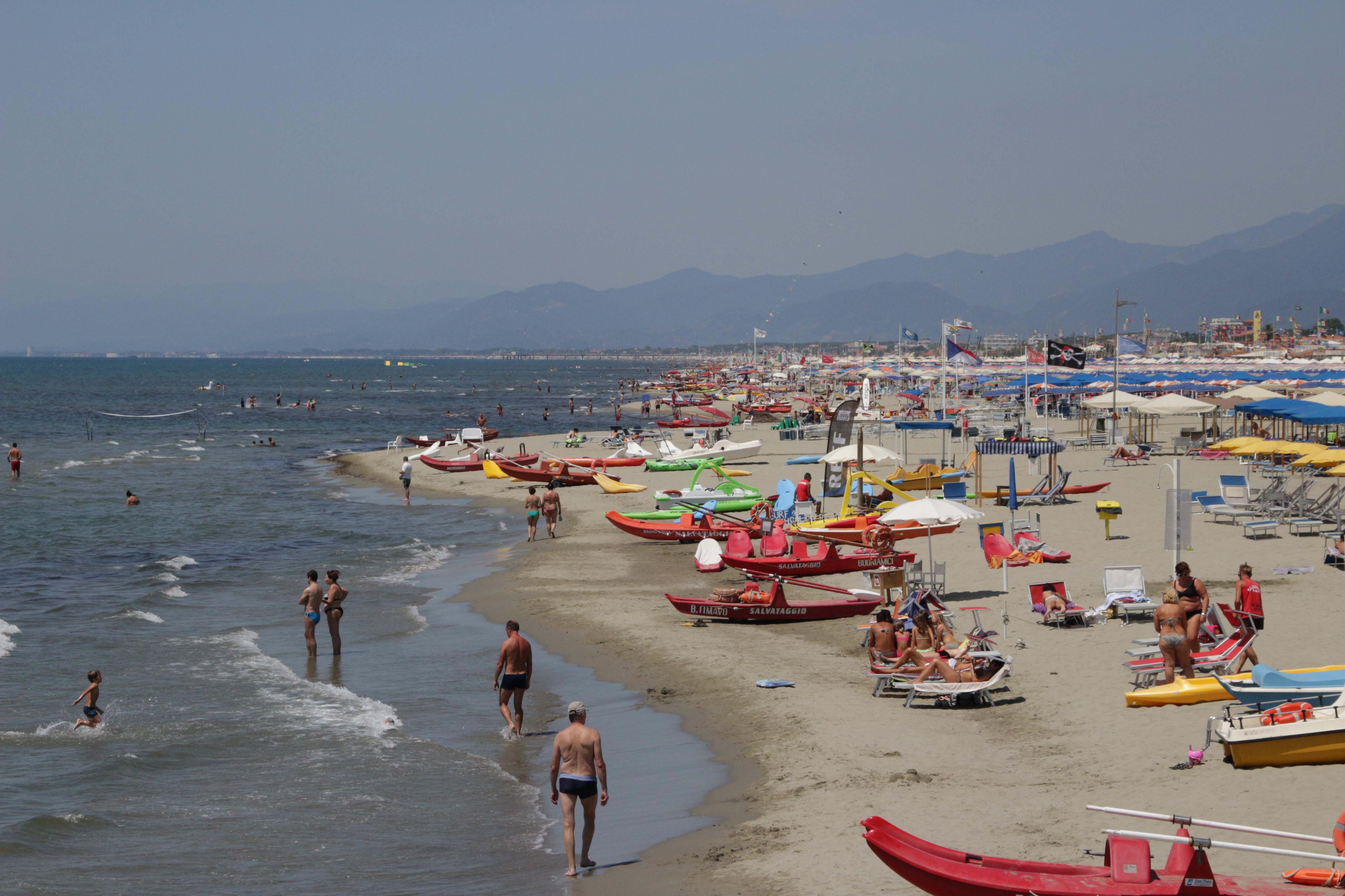 In calo le presenze degli stranieri, la Versilia e il rischio del declino: ecco i dati