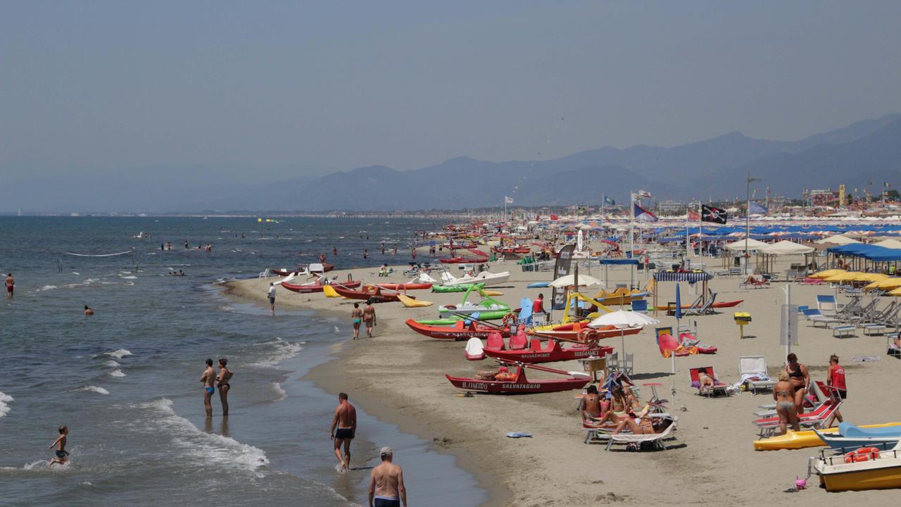 In calo le presenze degli stranieri, la Versilia e il rischio del declino: ecco i dati