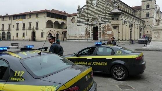 La Guardia di Finanza in piazza Duomo a Prato