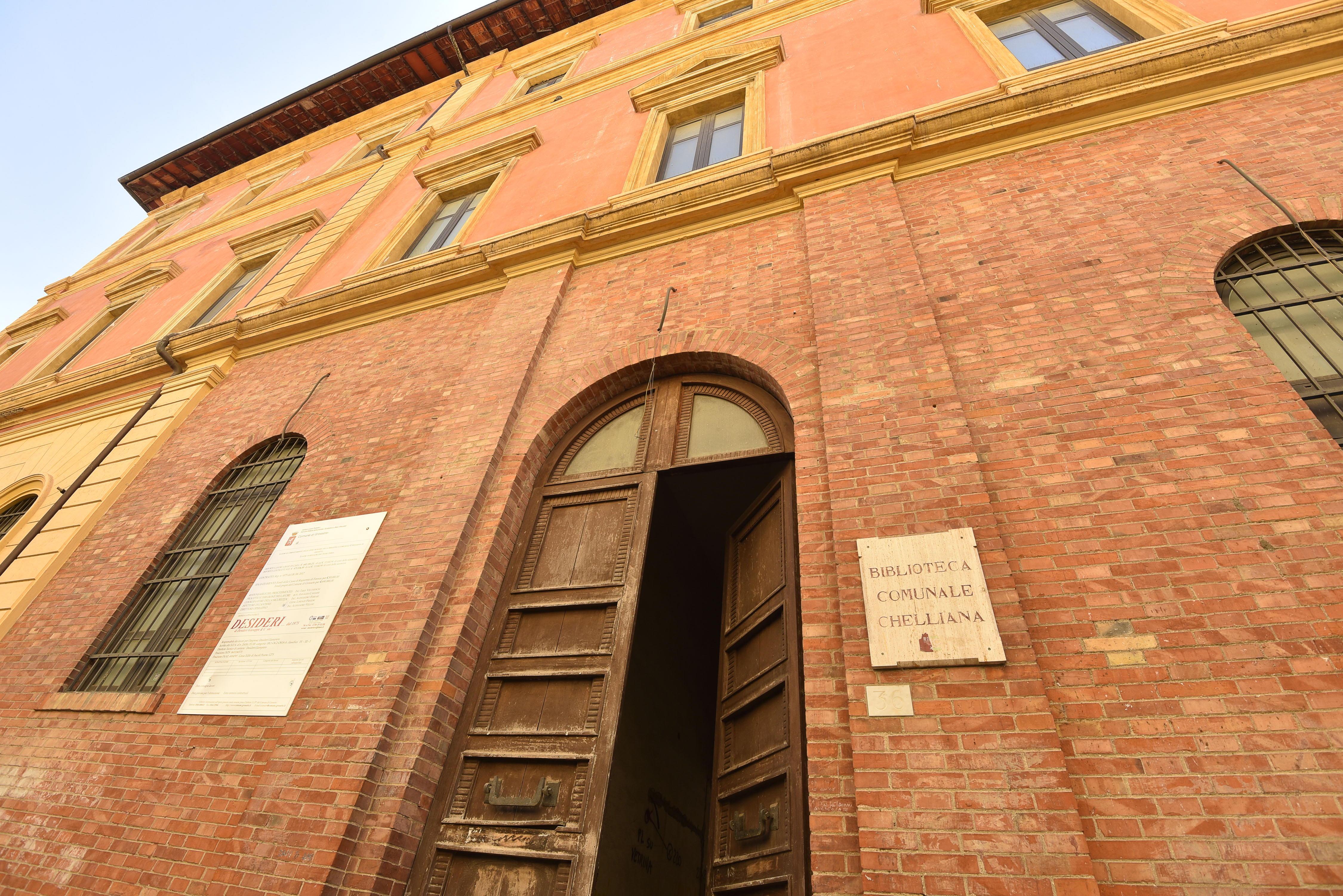 L'ingresso della biblioteca Chelliana in via Mazzini a Grosseto (foto Agenzia Bf)
