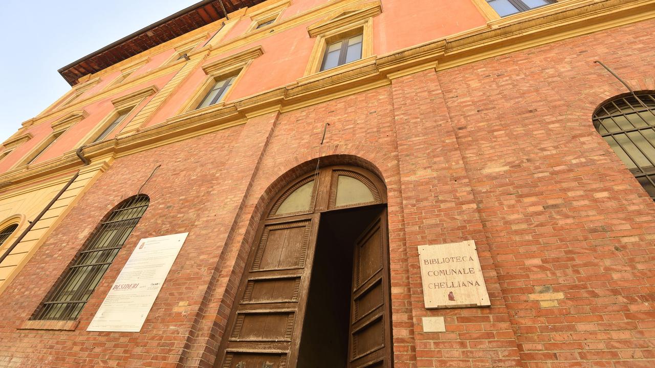 L'ingresso della biblioteca Chelliana in via Mazzini a Grosseto (foto Agenzia Bf)