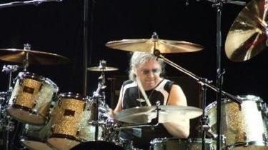 A sinistra, Ian Paice alla batteria durante un concerto In alto, una immagine dei Deep Purple