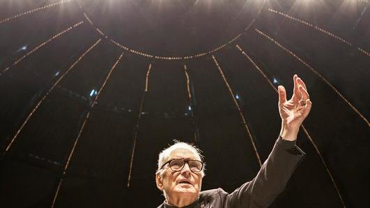 Il grande compositore Ennio Morricone durante un concerto