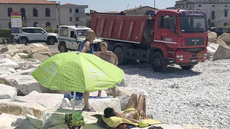 Camion in mezzo ai bagnanti a Marina di Pisa