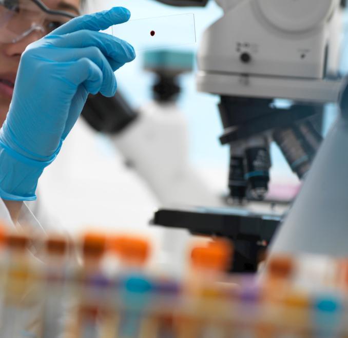 Esami di laboratorio in un reparto ospedaliero (Foto d’archivio)