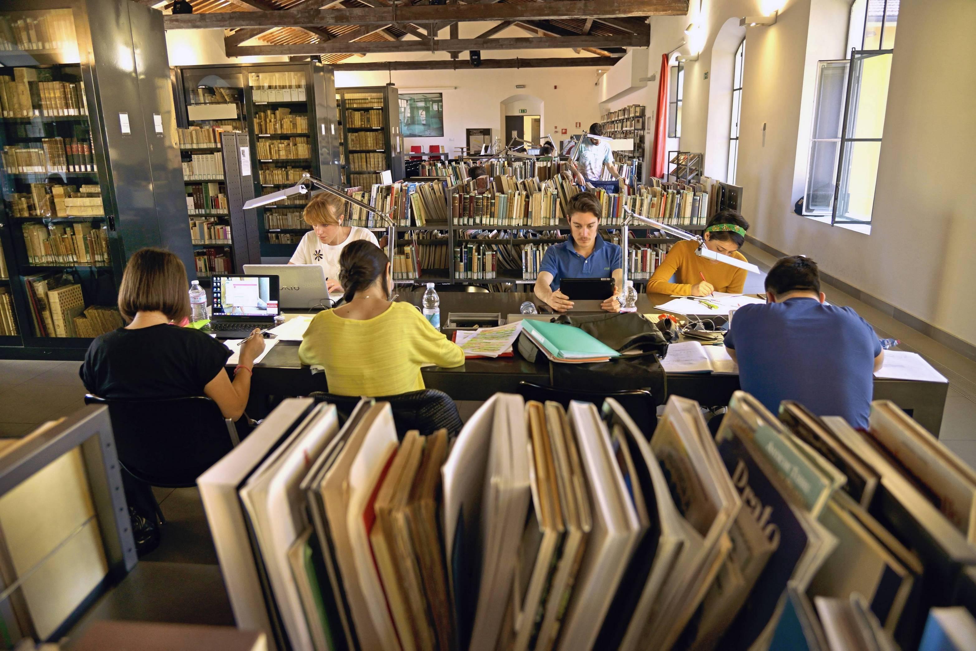 La sala della lettura alla biblioteca Lazzerini