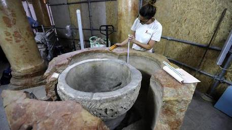 Il fonte battesimale riportato alla luce all'interno della Basilica della Natività a Betlemme