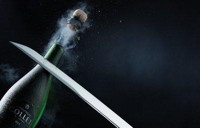 Vuole aprire lo champagne con un colpo di coltello, ma ferisce una cliente 