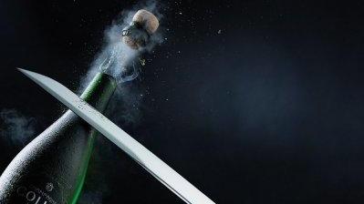 Vuole aprire lo champagne con un colpo di coltello, ma ferisce una cliente