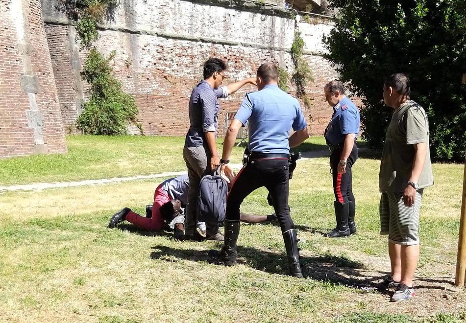 Il momento dell’arresto del giovane da parte dei carabinieri, con i quali hanno collaborato attivamente due cittadini