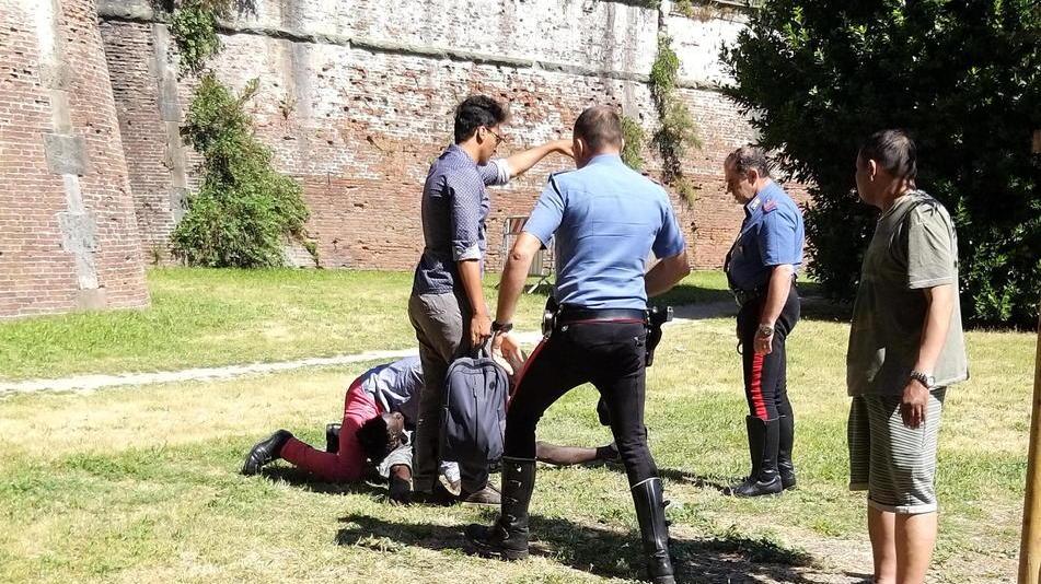 Il momento dell’arresto del giovane da parte dei carabinieri, con i quali hanno collaborato attivamente due cittadini