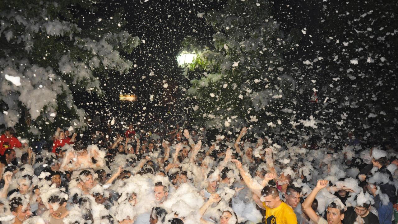 Uno scorcio della bolgia in piazza Indipendenza a Calcinaia per lo Schiuma Party