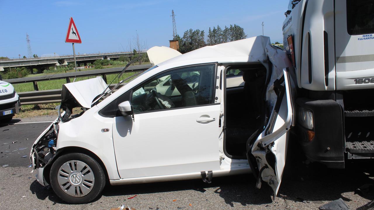 Schianto mortale in Fi-Pi-Li, lucchese vivo per miracolo: "Porterà un cero a Montenero"