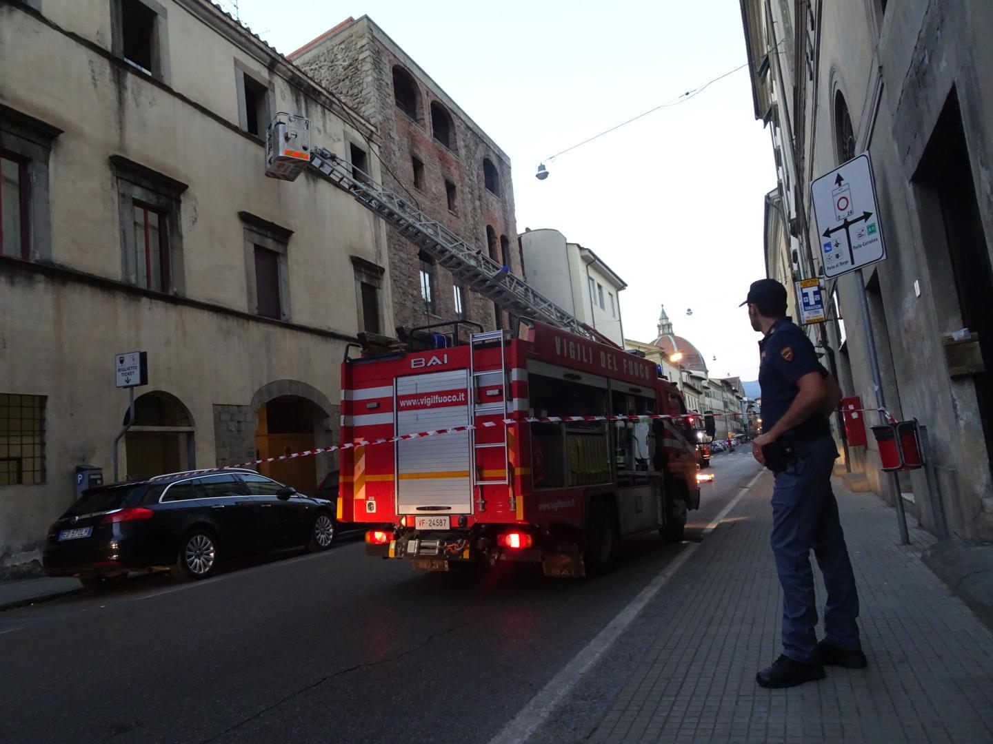 L'incendio dell'abitazione in via Puccini (foto Gori)