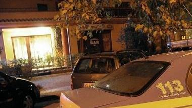 Un’auto della polizia davanti al bar University in viale Sardegna
