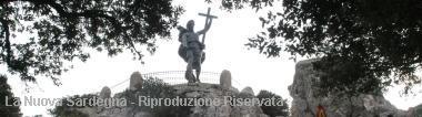 La statua del Redentore in cima al monte Ortobene. A sinistra, i fori lasciati dai proiettili tedeschi. A destra, alcuni dei preziosi oggetti trovati allinterno della statua bronzea 