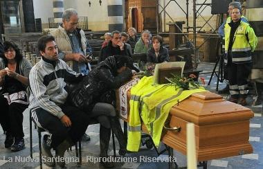 A destra e a fianco, lo strazio della moglie di Sandro Usai in chiesa Dietro di lei, con una mano sul mento, il fratello Amedeo 