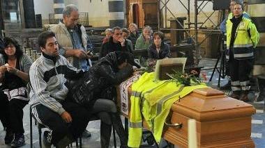 A destra e a fianco, lo strazio della moglie di Sandro Usai in chiesa Dietro di lei, con una mano sul mento, il fratello Amedeo