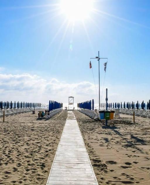 Ritrovati a casa della mamma i bimbi scappati dalla spiaggia 