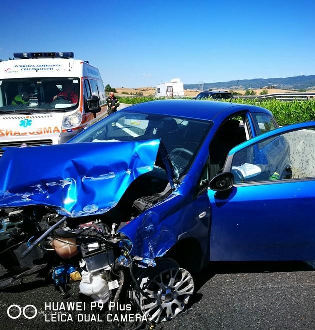 Fiat Punto si schianta contro il guard-rail