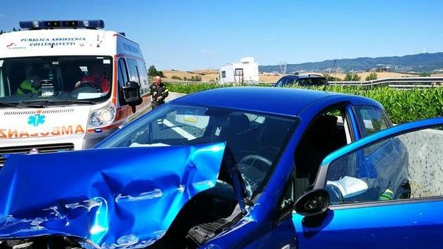 Fiat Punto si schianta contro il guard-rail