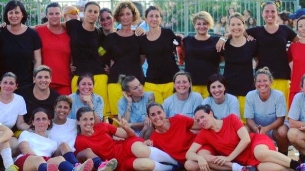 «Guarda come si gioca...» Stavolta in gol ci va mamma