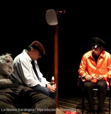 A sinistra una scena da &laquo;Suicidi?&raquo; dallo spettacolo di Bebo Storti in scena alle Saline 