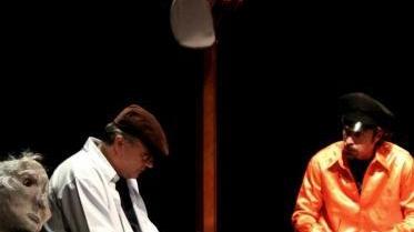 A sinistra una scena da «Suicidi?» dallo spettacolo di Bebo Storti in scena alle Saline