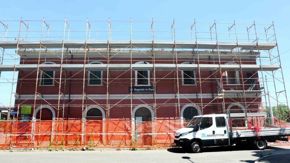Ponteggi nuovi in stazione in attesa dell’avvio dei lavori