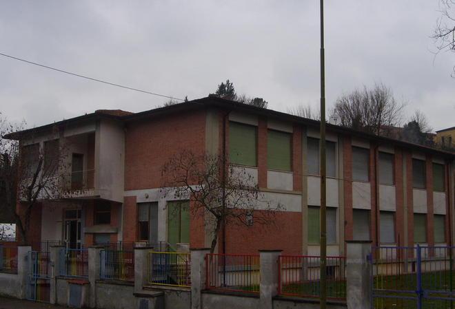 Alunni e insegnanti piantano dei fiori a difesa della scuola 