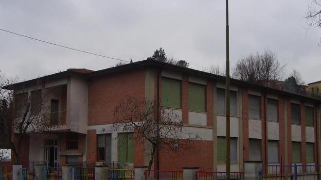 Alunni e insegnanti piantano dei fiori a difesa della scuola