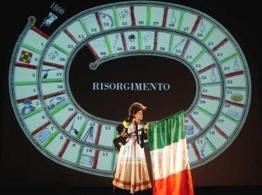 A destra e sinistra due momenti dello spettacolo «Garabalda fa Farata» de La Botte e il Cilindro di scena al Ferroviario di Sassari Sotto l’attrice Lea Gramsdorff nello spettacolo dell’Akroama con la regia di Lelio Lecis (foto Mario Rosas)