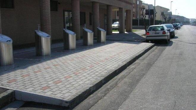 Quei cassonetti sul marciapiede creano un pericolo