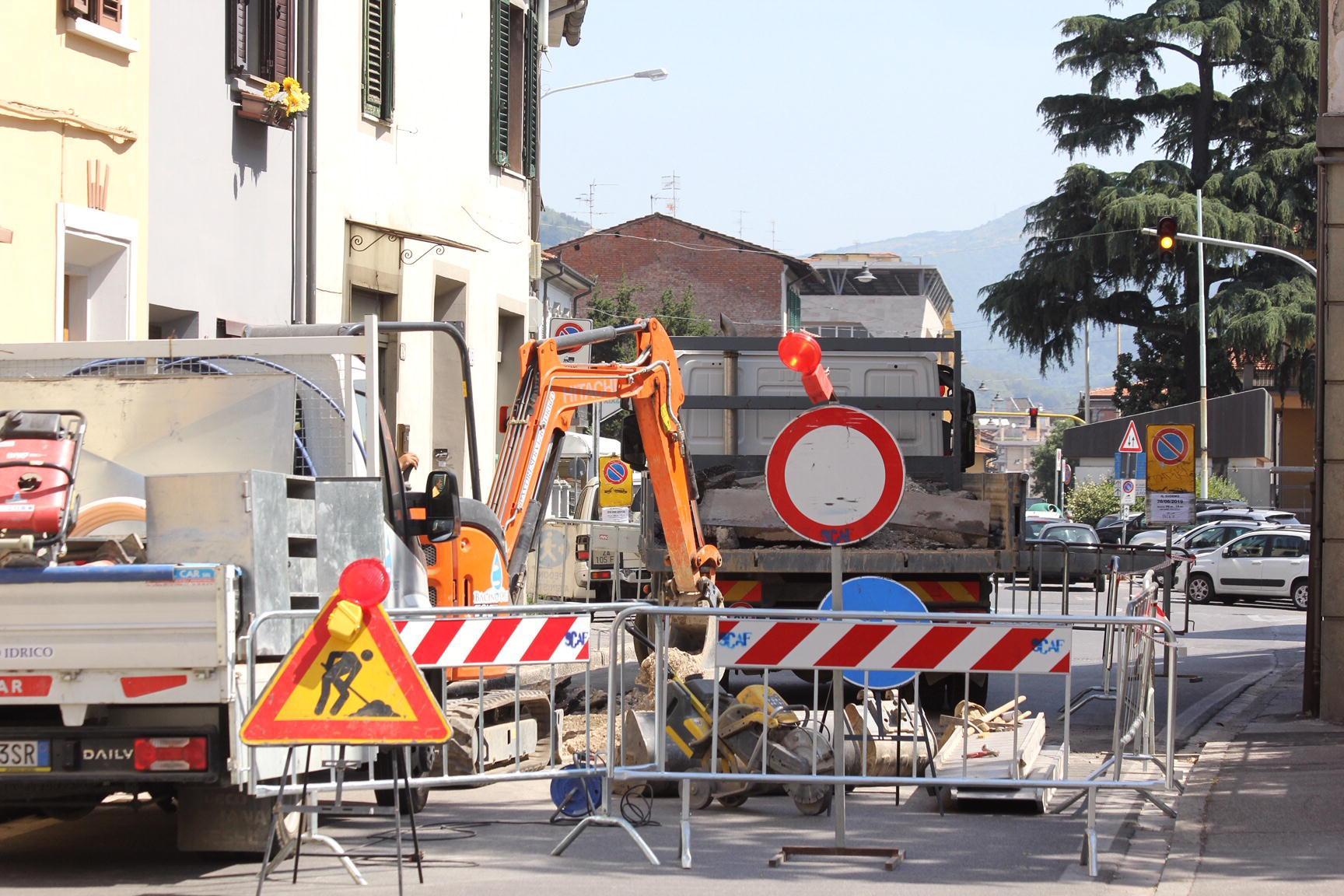 I lavori all'altezza di Porta Pistoiese (foto Batavia)