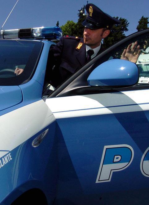 Ruba da un’auto in sosta: arrestato