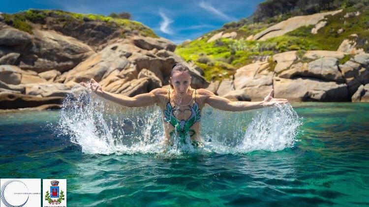 Una spettacolare riemersione dalle acque dell'isola del Giglio per Manila Flamini, campionessa mondiale di nuoto sincronizzato