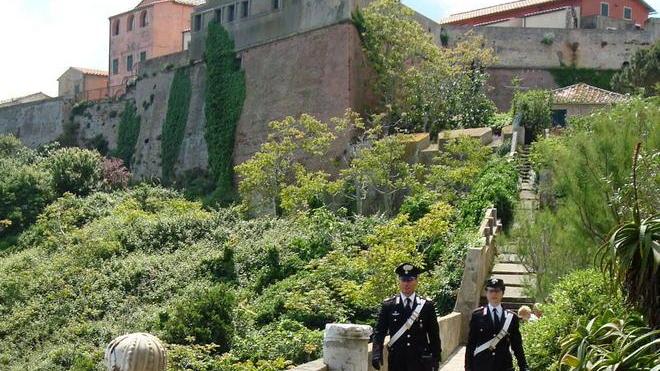 Minaccia di morte la moglie e i figli piccoli