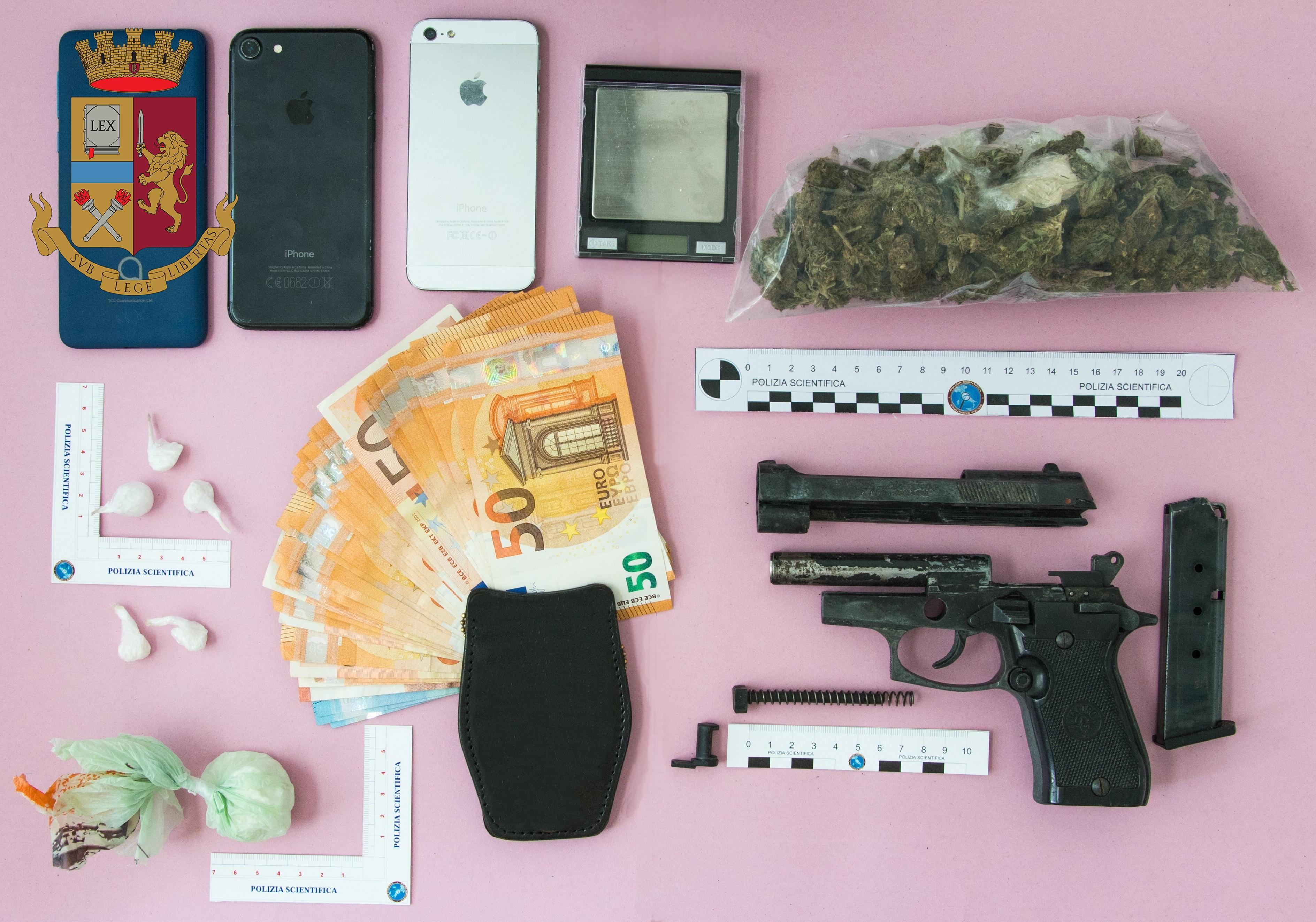 La droga e la pistola con la matricola abrasa recuperate dalla polizia