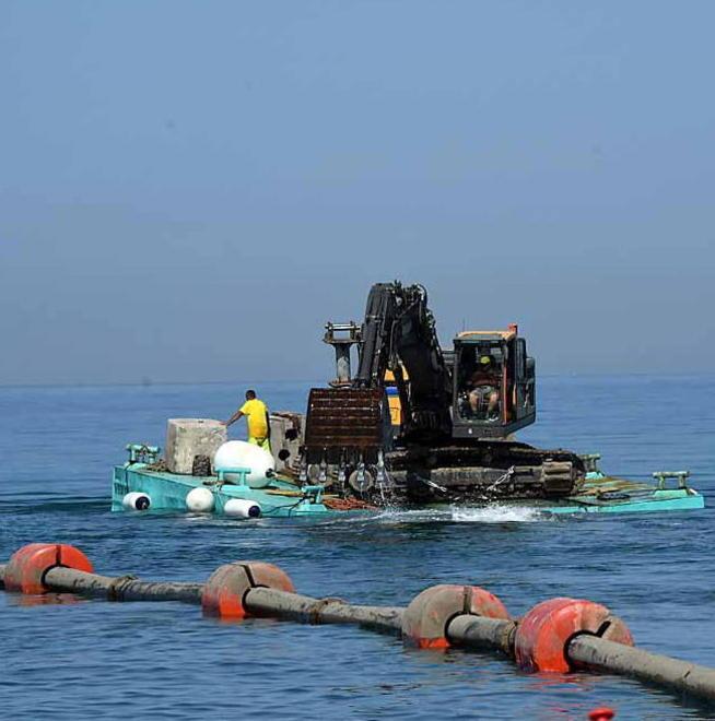 Draga e ruspa in azione tra gli ombrelloni e il mare è un caffellatte 