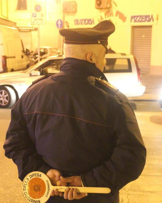Chiama i genitori e li aggredisce 