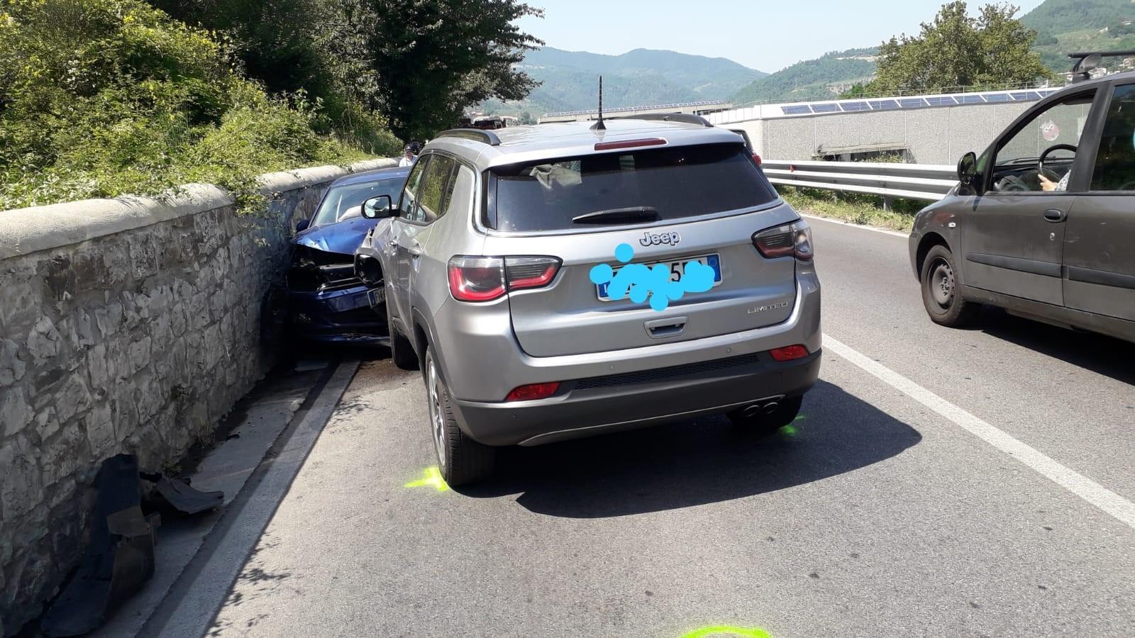 Le due auto coinvolte nello scontro frontale sulla 325