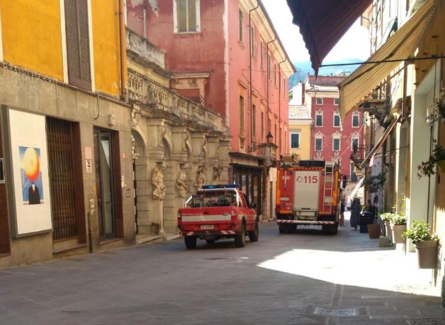 Cadono pezzi di solaio di Palazzo Pisani, ferito il titolare della pizzeria Gladius 