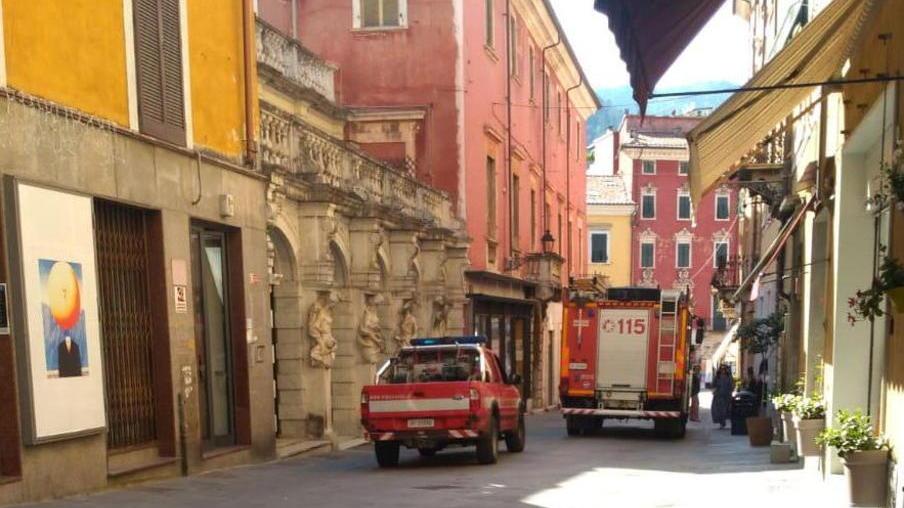 Cadono pezzi di solaio di Palazzo Pisani, ferito il titolare della pizzeria Gladius