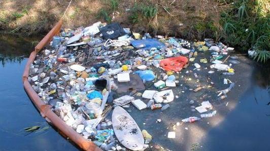 La barriera sul Lavello ferma cumuli di rifiuti