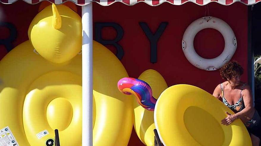 Le sculture e un giardino segreto Il Roby, la bomboniera in riva al mare
