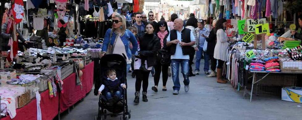 Mercato della domenica slitta (per ora) il trasloco annunciato in via Venezia