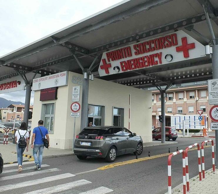 Gravissimo manovale nell’auto che si schianta contro un albero a Fornoli