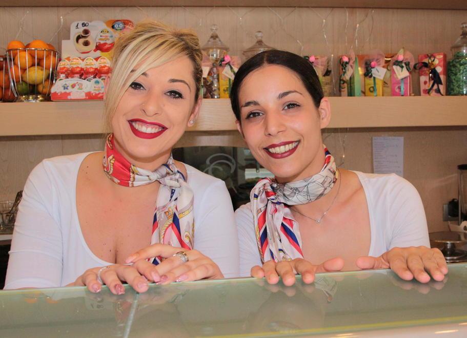 La bionda e la mora dietro il bancone