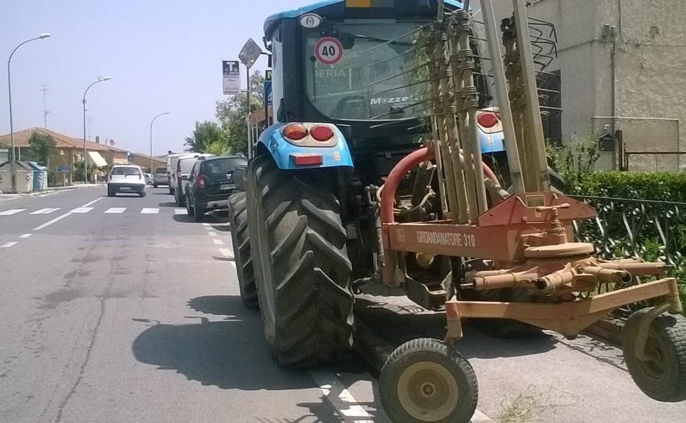 Rabbia per auto (e trattori) in sosta sui marciapiedi «In arrivo le barriere»