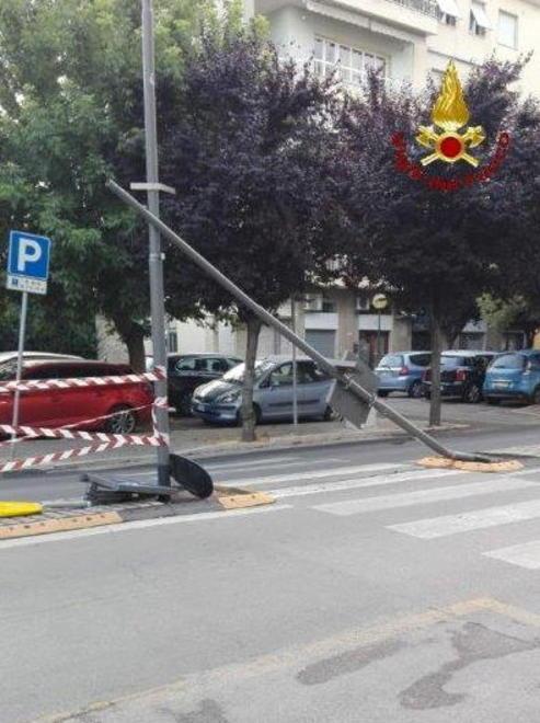 Butta giù palo della luce e scappa con l’auto Via i punti alla patente